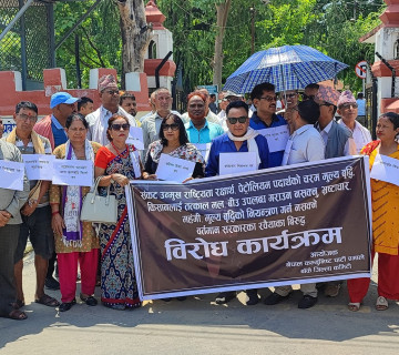 एमालेको धर्नापछि बाँकेमा सीमापारिबाट किसानले ल्याउने मल प्रहरीले नरोक्ने सहमति